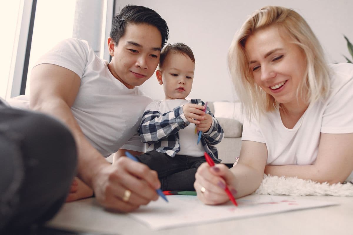 Aile katılım etkinliğinde birlikte el işi yapan ebeveyn ve çocuk