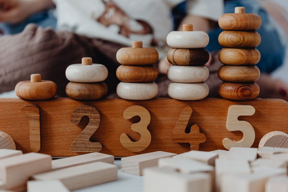 Okul öncesi matematik etkinliğinde kullanılan ahşap sayı blokları